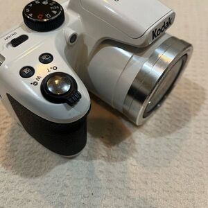 Kodak PIXPRO AZ401 White Digital Camera